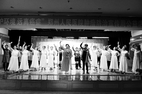 昨日，鄭州人民醫(yī)院舉辦了一臺特殊的晚會，表演的和看表演的大都是癌癥患者 河南商報記者 王春勝/攝　