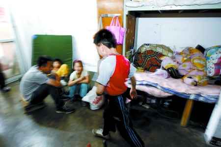 孩子們住在這里，沒有上學，大部分時間是練功，出去表演