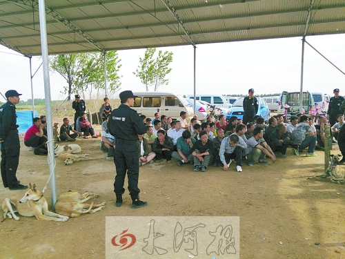 民警突襲賭場，64名涉案人員全部落網(wǎng)。
