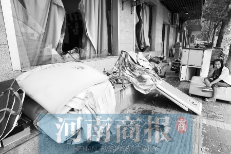 　多間臨街商鋪夜間被砸，店里的沙發(fā)、貨品等被搬到了戶外  侯建勛/攝
