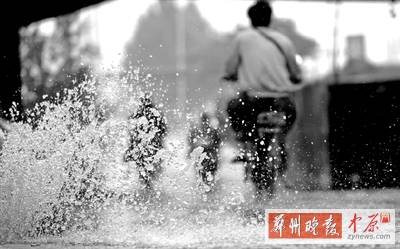 航海路鐵路立交橋下，一個(gè)窨井冒出半米多高的“噴泉” 鄭州晚報(bào)記者 馬健 圖