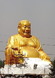 　4月25日，洛陽龍華歡樂園，網(wǎng)上引起熱議的“大背頭彌勒佛”。