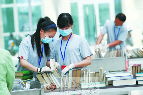 工作人員正在忙著整理書籍,逐一登記、歸類。