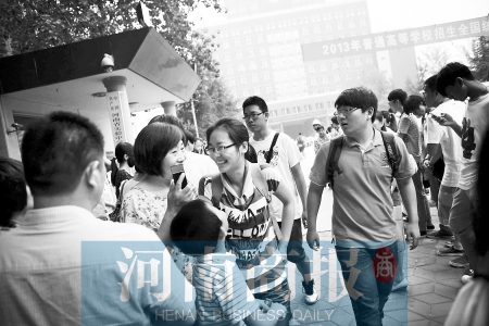 考場(chǎng)外，家長(zhǎng)用溫暖的笑容迎接孩子