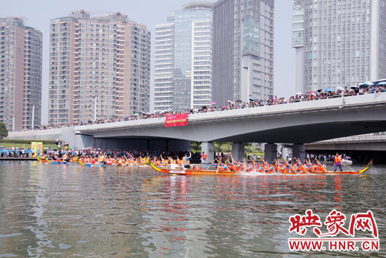 6月11日，2013中華軒轅龍舟大賽，在鄭州東區(qū)的如意湖舉行。