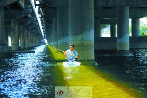 洛陽(yáng)大學(xué)生用礦泉水瓶做“舟”游洛河