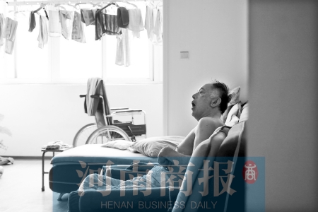 金老先生因偏癱生活不能自理，鄰居說(shuō)，平時(shí)經(jīng)?？吹阶o(hù)工和老人的弟弟前來(lái)照顧 實(shí)習(xí)生 唐韜/攝