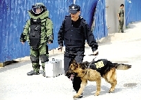 排爆專(zhuān)家、警犬在現(xiàn)場(chǎng)待命。