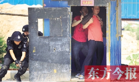 鄭州市多警種街頭實(shí)戰(zhàn)演習(xí) 出動(dòng)6700名警力場面逼真 首席記者 張曉冬/圖