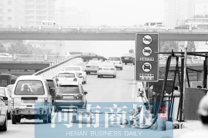 紫荊山立交橋上橋口，已經(jīng)有非綠標(biāo)車禁止通行的標(biāo)志 王春勝/攝