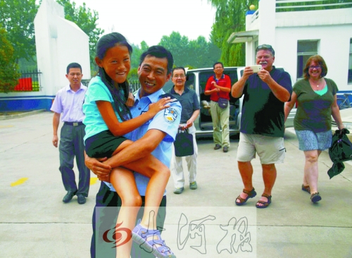 黨心松一行人剛下車，楊衛(wèi)軍就一把抱起了她，流露出幸福的笑容，不遠處史蒂夫拍照銘記這一刻。