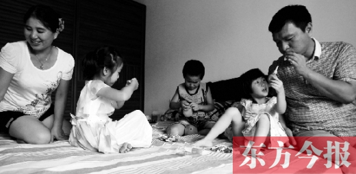 昨日，鄭州市民蔣先生的家中，一家人陪著妞妞（右二）玩耍