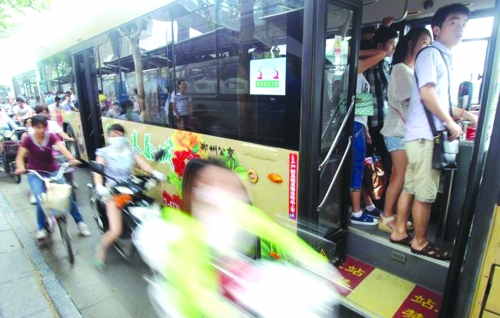 　　7月12日，鄭州市花園路，下班高峰期。