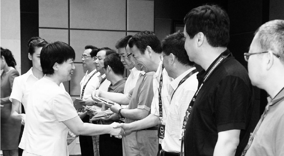 河南省委常委、宣傳部長趙素萍給中國紀錄片播出聯(lián)盟理事臺發(fā)放牌匾