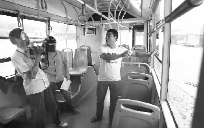 昨日，鄭州市B20路公交車長方先生（右一），講述“色狼”跳窗逃跑時(shí)被眾人喊打的情景