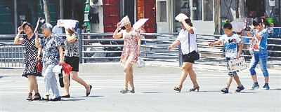  街頭，遮擋陽光是一門“技術(shù)活”。