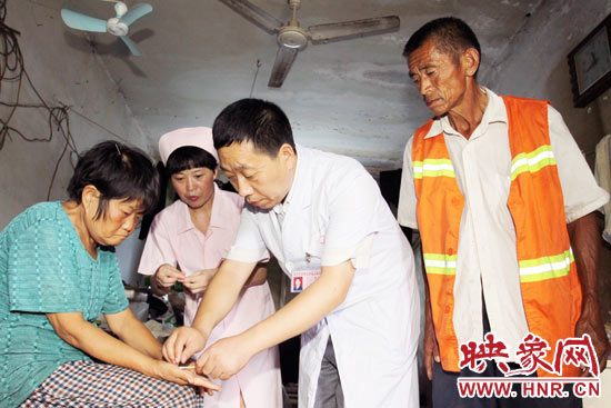 鄭州市管城區(qū)人民醫(yī)院院長張彥軍親自為謝秀進(jìn)診斷，并為他們帶去了500多元的治療藥品。