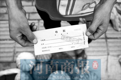 百花路附近的瓜農(nóng)宋師傅交完衛(wèi)生費(fèi)后收到一張收據(jù)，但沒(méi)有收款單位