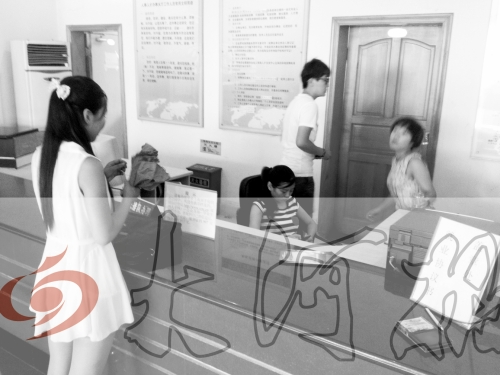 鄭州市人才交流服務中心二樓大廳，剛畢業(yè)大學生咨詢政策，工作人員卻在若無其事地玩手機。