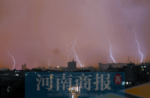 昨天21:30左右，雷電頻頻“光顧”鄭州市區(qū)