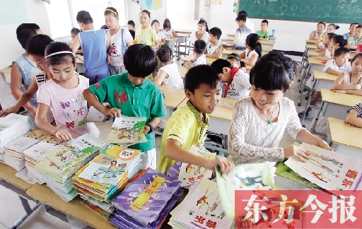 昨日，鄭州市中小學(xué)開學(xué)，鄭州市帝湖小學(xué)教室內(nèi)，學(xué)生們在免費(fèi)領(lǐng)課本
