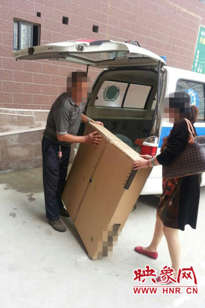 工作人員正在搬卸家具。