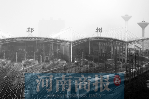 從解放路立交向南望去，火車站南側(cè)一座高樓在霧霾中若隱若現(xiàn)