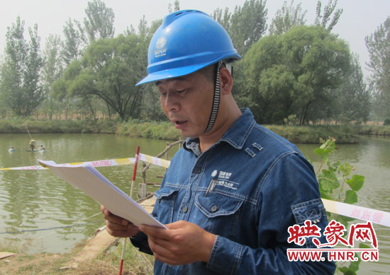 登塔之前，樊建軍在做最后的安全指示