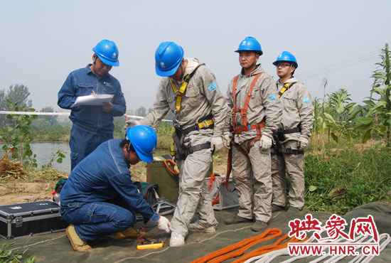 “弟兄們”每次上塔作業(yè)，樊建軍都要認(rèn)真核對檢查，不容一絲失誤出現(xiàn)。