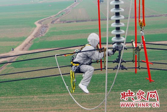 超高壓輸電線是樊建軍工作的主戰(zhàn)場，他現(xiàn)在雖然不經(jīng)常登塔，但在塔下卻并不輕松。
