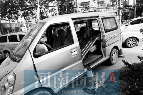 　面包車的后座上，放著被掰掉的車門