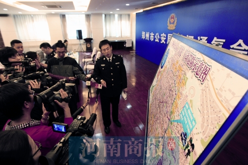 警方負(fù)責(zé)人向媒體介紹戰(zhàn)果，左上圖為警方繳獲的犯罪嫌疑人作案工具 記者 王春勝/圖