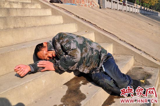 這名男子的衣服以及褲子全濕透了，水從衣褲里流出來，嘴里散發(fā)著濃烈的酒氣。