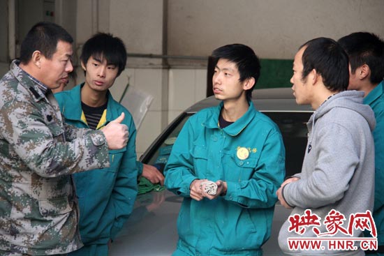 楊冠軍（左）在和兄弟們交流時，多數(shù)都是用手語