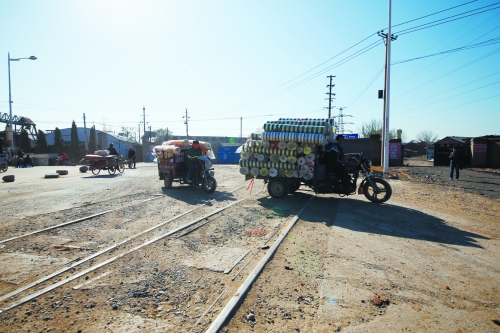 這里常?！叭搜鲴R翻”,常有婦女騎車帶孩子摔得頭破血流