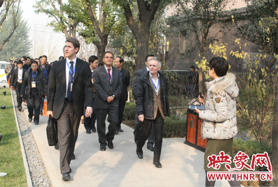 河南鄭州2013服務(wù)外包大會的嘉賓們參觀了金水科教園區(qū)和河南外包產(chǎn)業(yè)園并留下了深刻的印象。