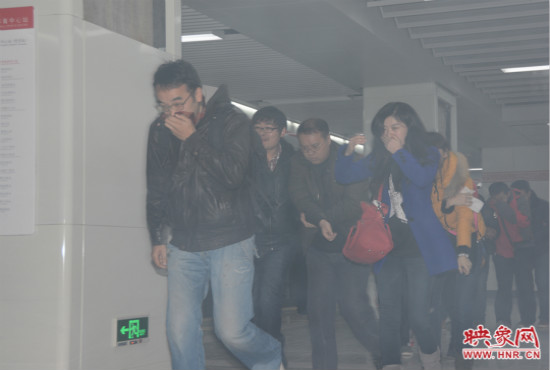 演習(xí)中，地鐵乘客從地鐵車廂中跑出。