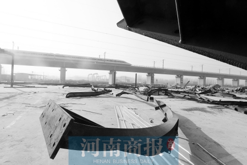 　鐵路兩側(cè)，不少建筑物已經(jīng)被拆除