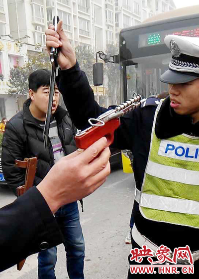 據(jù)當(dāng)事交警描述，男子自知車上有刀，在車輛被逼停后，車上的另一名男子試圖將刀具交給到達(dá)現(xiàn)場的同伴。