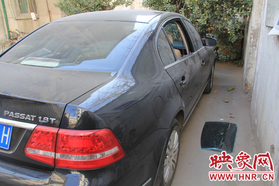 12月12日，鄭州金水區(qū)一小區(qū)汽車車窗被撬