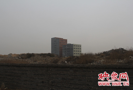 一墻之隔，但內(nèi)外環(huán)境卻截然不同