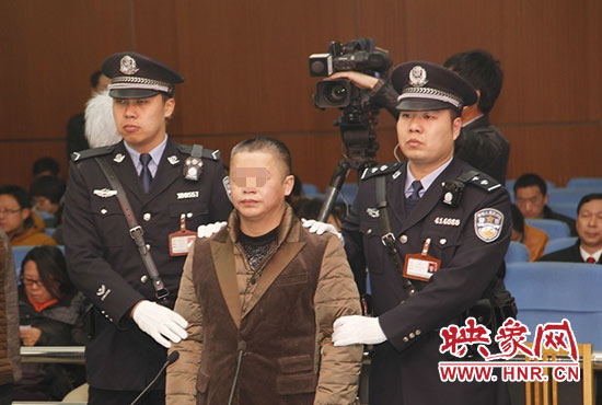 被告人被法警帶上法庭時，身上沒有戒具，也沒有剃光頭。（圖片來源于微博@豫法陽光）