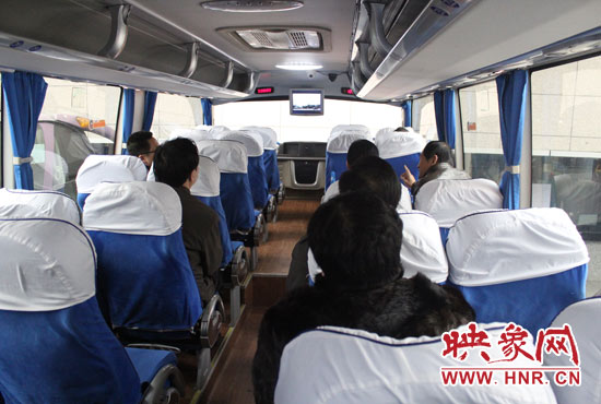 大巴車內(nèi)均在播放著這部以農(nóng)民工討薪為題材的微電影。