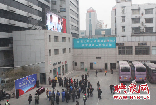 大巴車內(nèi)均在播放著這部以農(nóng)民工討薪為題材的微電影。