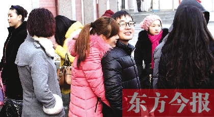 在鄭州市二七區(qū)婚姻登記處，新人們在門外排長隊