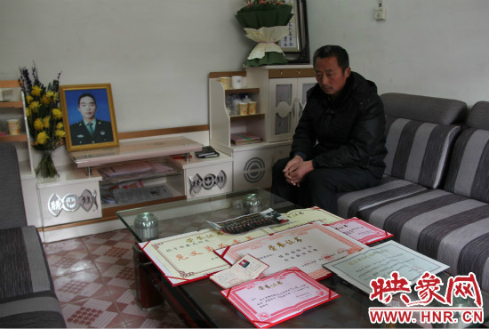 救火英雄鄭春光的父親和兒子獲得榮譽證書。