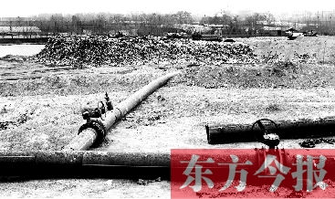 鄭州首座垃圾沼氣電廠(chǎng)并網(wǎng)發(fā)電，集氣管一端連接垃圾山深處，一端連接電廠(chǎng)集氣裝置