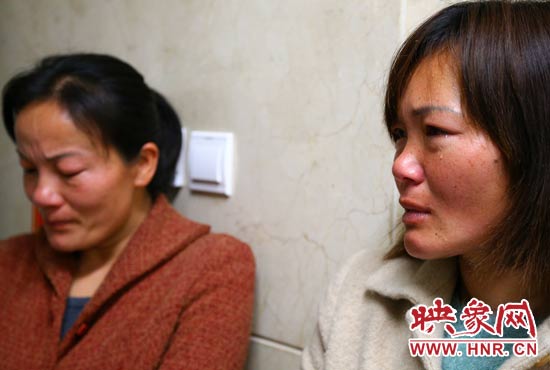 提及現(xiàn)狀，柴小快的女兒不住流淚。