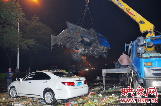 1點(diǎn)40許，兩輛車(chē)先后被吊起并拖離現(xiàn)場(chǎng)，停車(chē)場(chǎng)的幾位員工將路面清掃干凈，隨后該路段恢復(fù)通行。