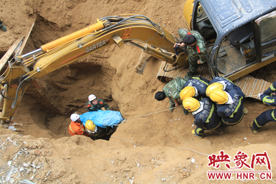 14點(diǎn)10分，經(jīng)過(guò)4個(gè)多小時(shí)的救援，消防官兵發(fā)現(xiàn)被埋男子，現(xiàn)在正從6米多深的塔吊塌方處抬出。